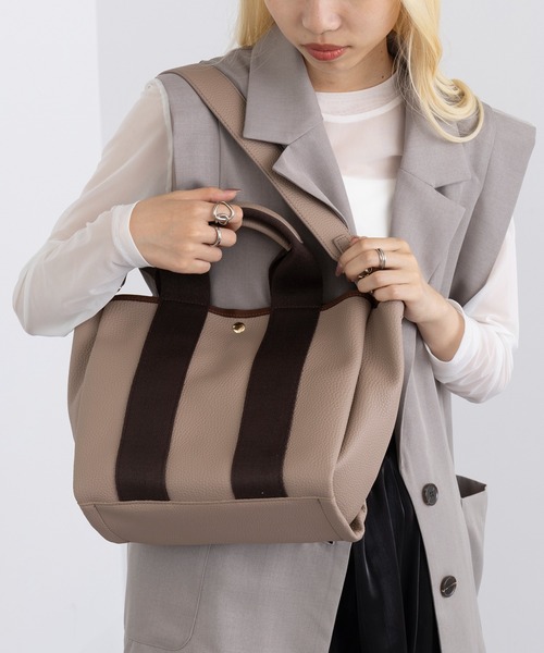 cache cache（カシュ カシュ）の「【cache cache】太ショルダー付き2wayテープトートバッグ M（ショルダーバッグ・レディース・ブラック/グレー/ブラウン/アイボリー/ベージュ・FREE）」の17枚目の写真