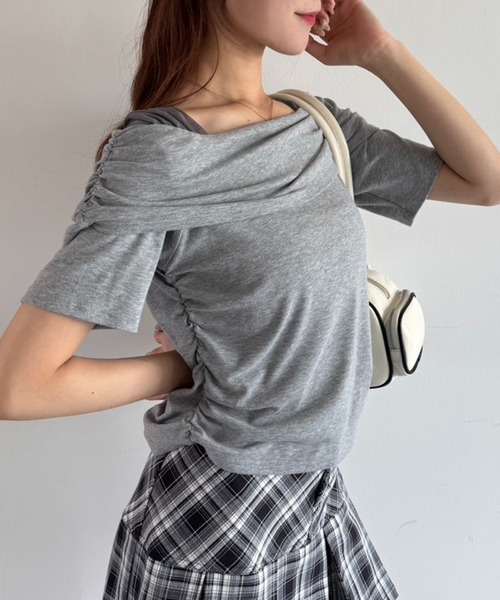 one after another NICE CLAUP(ワンアフターアナザーナイスクラップ)の「オフショルカットトップス【ブラ紐隠し】(Tシャツ/カットソー・レディース・ベージュ/イエロー/ブラック/オフホワイト/杢グレー/サックスブルー/ベビーピンク/チャコールグレー・FREE)」の4枚目の写真