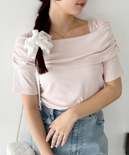 最終値下げNICE CLAUP オフショルダー ファー付きトップス オフショルカットトップス【ブラ紐隠し】（Tシャツ/カットソー
