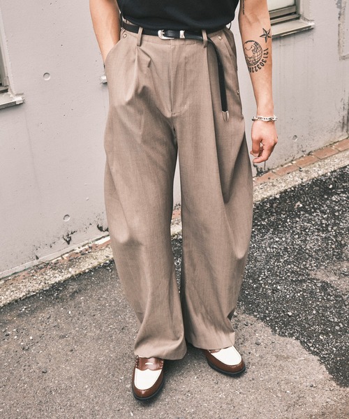 CONZ（コンズ）の「カーブレッグトラウザー（スラックス・メンズ・ブラック/ダークグレー/グレイッシュベージュ/ライトグレー/その他2/その他3/ストライプ/ベージュ/カーキ/マルチ・1/2/3）」の5枚目の写真