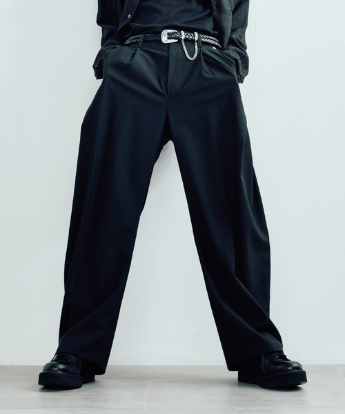 CONZ（コンズ）の「カーブレッグトラウザー（スラックス・メンズ・ブラック/ダークグレー/グレイッシュベージュ/ライトグレー/その他2/その他3/ストライプ/ベージュ/カーキ/マルチ・1/2/3）」の2枚目の写真