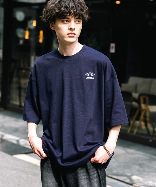 UMBRO（アンブロ）の「UMBRO アンブロ 別注コラボ オーバーサイズワンポイントロゴ刺繍クルーネック半袖Tシャツ（Tシャツ/カットソー・メンズ・ブラック/ホワイト/ネイビー・XL/L/M）」の16枚目の写真
