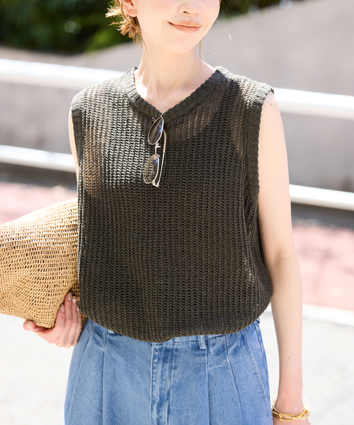 SLOBE IENA（スローブイエナ）の「《追加》KAYAノースリーブプルオーバー（ニット/セーター・レディース・カーキ/アイボリー/ブルー/ブラウン・FREE）」の4枚目の写真