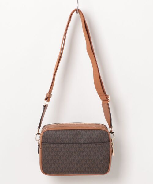 MICHAEL KORS(マイケルコース)の「BRYANT ダブルジップ チェーン カメラ クロスボディ ミディアム - MKシグネチャー(ショルダーバッグ・レディース・ブラウン系その他・FREE)」の6枚目の写真