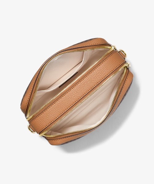 MICHAEL KORS(マイケルコース)の「BRYANT ダブルジップ チェーン カメラ クロスボディ ミディアム - MKシグネチャー(ショルダーバッグ・レディース・ブラウン系その他・FREE)」の2枚目の写真