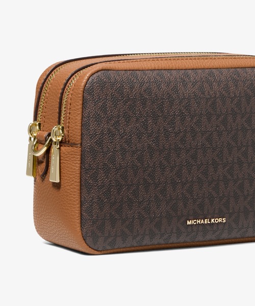 MICHAEL KORS(マイケルコース)の「BRYANT ダブルジップ チェーン カメラ クロスボディ ミディアム - MKシグネチャー(ショルダーバッグ・レディース・ブラウン系その他・FREE)」の4枚目の写真