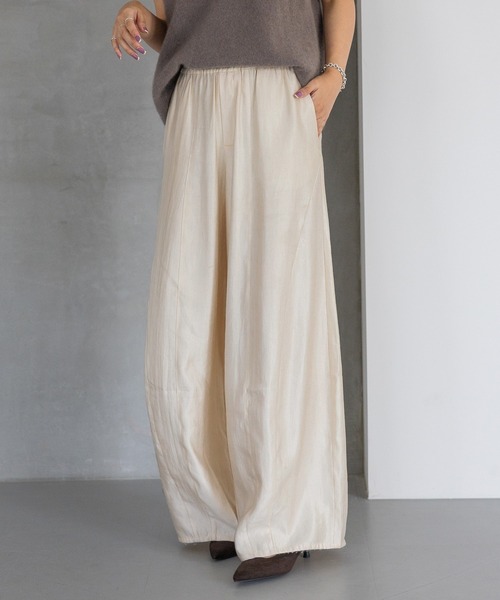 A part by（アパートバイ）の「【高身長向けサイズ展開あり・あいか企画】サテンバルーンイージーパンツ（その他パンツ・レディース・ライトベージュ/アイボリー/ブラック/ブラウン・FREE/TALL）」の2枚目の写真