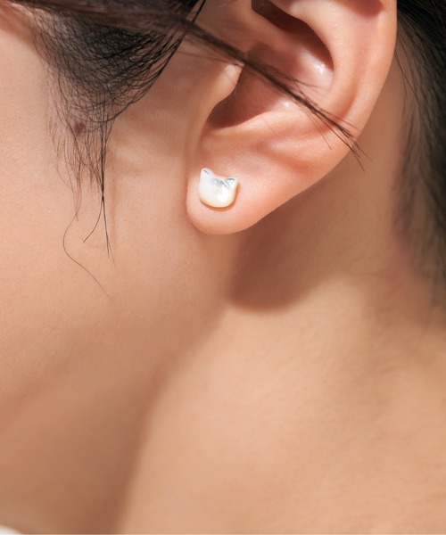 Jewel closet by L&Co.(ジュエルクローゼットバイエルアンドコー)の「K10 キャット ピアス(ピアス(両耳用)・レディース・ホワイト/ブラック・FREE)」の4枚目の写真