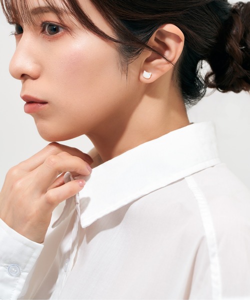 Jewel closet by L&Co.(ジュエルクローゼットバイエルアンドコー)の「K10 キャット ピアス(ピアス(両耳用)・レディース・ホワイト/ブラック・FREE)」の5枚目の写真