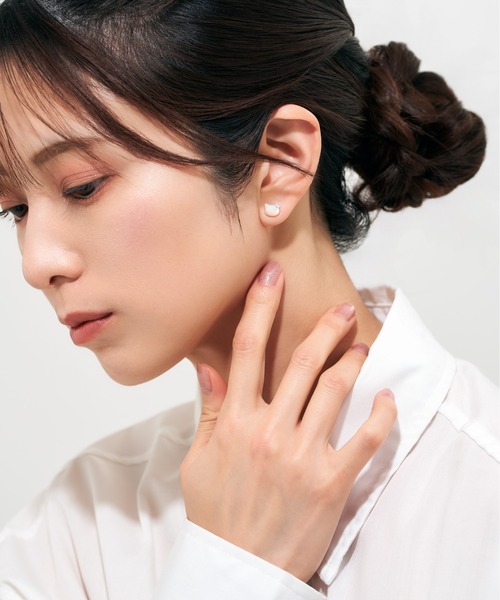Jewel closet by L&Co.(ジュエルクローゼットバイエルアンドコー)の「K10 キャット ピアス(ピアス(両耳用)・レディース・ホワイト/ブラック・FREE)」の6枚目の写真