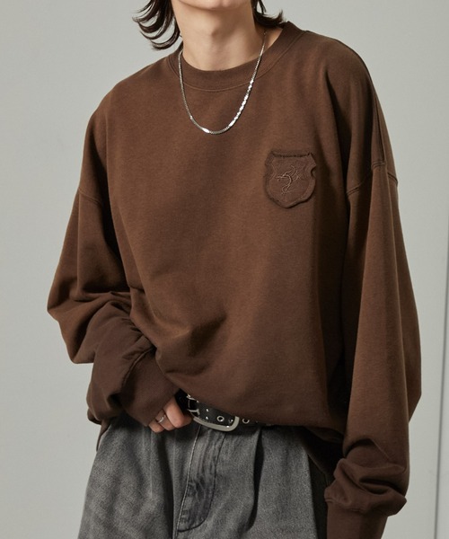 Alfred Alex(アルフレッドアレックス)の「【Alfred Alex】スプレー加工グラデーションエンブレムロゴオーバーサイズスウェット(スウェット・メンズ・ダークブラウン/ワインレッド/グレイッシュブルー/ブラック・L/M)」の3枚目の写真