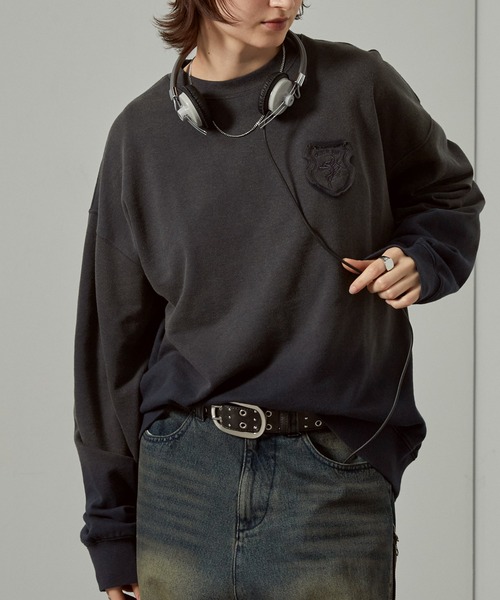 Alfred Alex(アルフレッドアレックス)の「【Alfred Alex】スプレー加工グラデーションエンブレムロゴオーバーサイズスウェット(スウェット・メンズ・ダークブラウン/ワインレッド/グレイッシュブルー/ブラック・L/M)」の2枚目の写真
