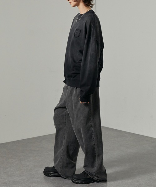Alfred Alex(アルフレッドアレックス)の「【Alfred Alex】スプレー加工グラデーションエンブレムロゴオーバーサイズスウェット(スウェット・メンズ・ダークブラウン/ワインレッド/グレイッシュブルー/ブラック・L/M)」の6枚目の写真