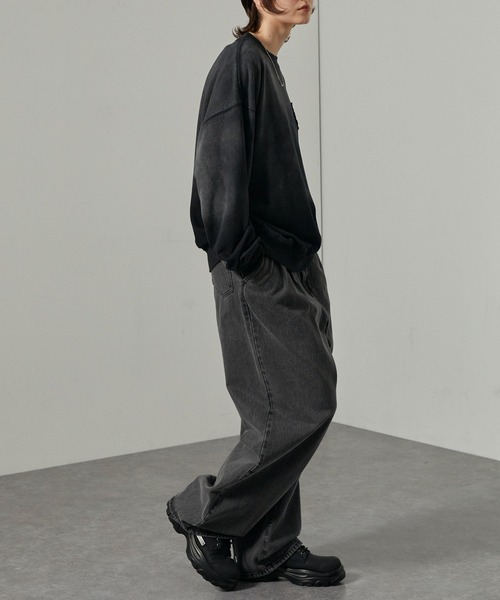 Alfred Alex(アルフレッドアレックス)の「【Alfred Alex】スプレー加工グラデーションエンブレムロゴオーバーサイズスウェット(スウェット・メンズ・ダークブラウン/ワインレッド/グレイッシュブルー/ブラック・L/M)」の7枚目の写真