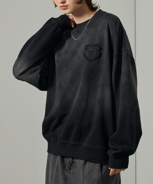 Alfred Alex(アルフレッドアレックス)の「【Alfred Alex】スプレー加工グラデーションエンブレムロゴオーバーサイズスウェット(スウェット・メンズ・ダークブラウン/ワインレッド/グレイッシュブルー/ブラック・L/M)」の9枚目の写真