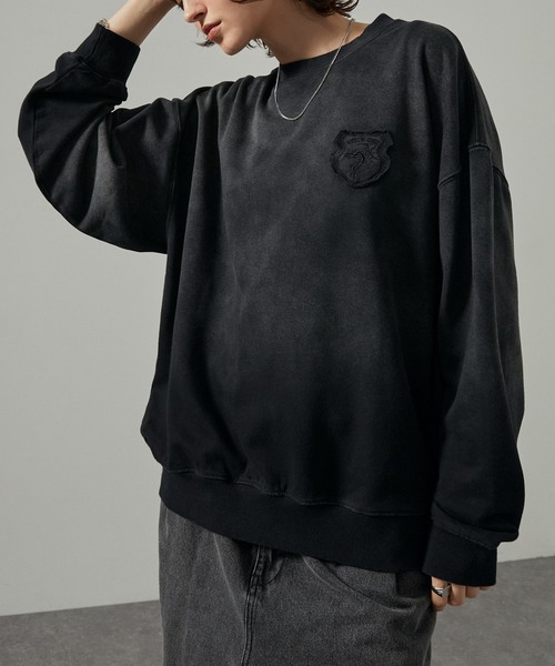 Alfred Alex(アルフレッドアレックス)の「【Alfred Alex】スプレー加工グラデーションエンブレムロゴオーバーサイズスウェット(スウェット・メンズ・ダークブラウン/ワインレッド/グレイッシュブルー/ブラック・L/M)」の11枚目の写真