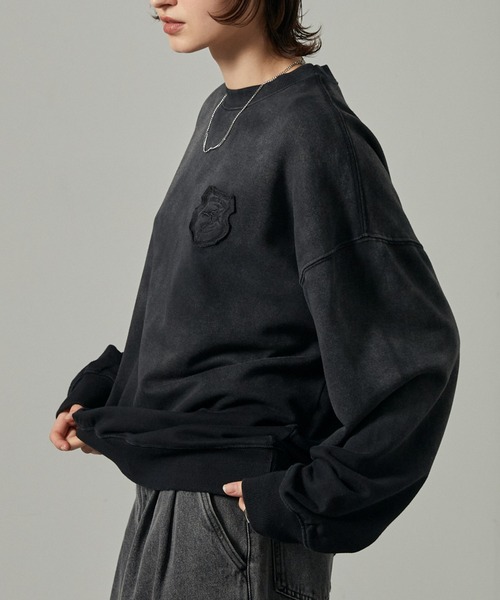 Alfred Alex(アルフレッドアレックス)の「【Alfred Alex】スプレー加工グラデーションエンブレムロゴオーバーサイズスウェット(スウェット・メンズ・ダークブラウン/ワインレッド/グレイッシュブルー/ブラック・L/M)」の12枚目の写真