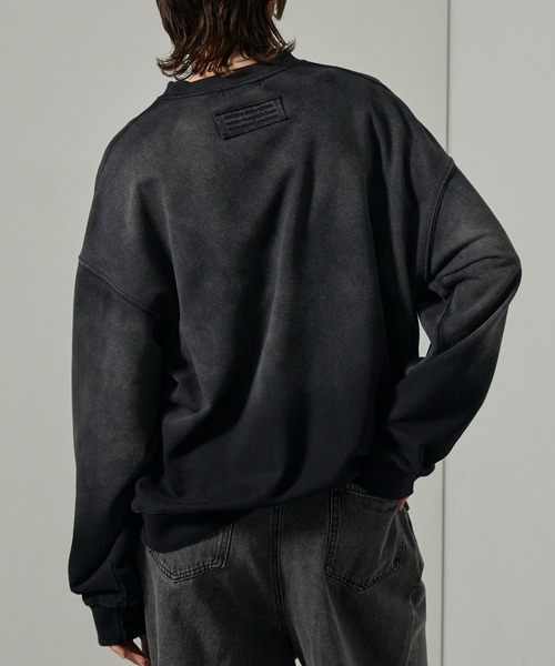 Alfred Alex(アルフレッドアレックス)の「【Alfred Alex】スプレー加工グラデーションエンブレムロゴオーバーサイズスウェット(スウェット・メンズ・ダークブラウン/ワインレッド/グレイッシュブルー/ブラック・L/M)」の13枚目の写真
