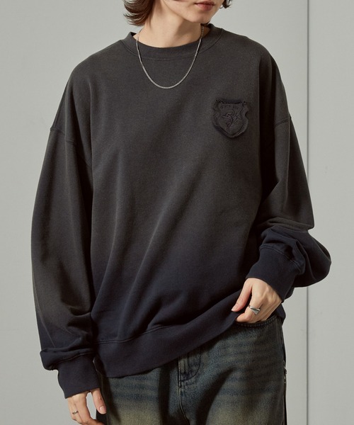 Alfred Alex(アルフレッドアレックス)の「【Alfred Alex】スプレー加工グラデーションエンブレムロゴオーバーサイズスウェット(スウェット・メンズ・ダークブラウン/ワインレッド/グレイッシュブルー/ブラック・L/M)」の16枚目の写真