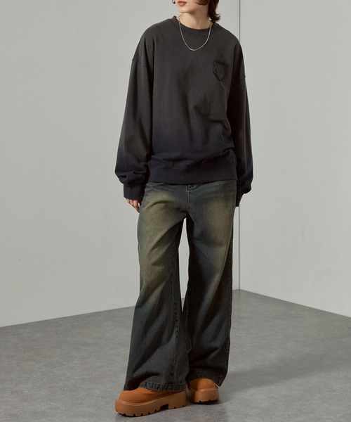 Alfred Alex(アルフレッドアレックス)の「【Alfred Alex】スプレー加工グラデーションエンブレムロゴオーバーサイズスウェット(スウェット・メンズ・ダークブラウン/ワインレッド/グレイッシュブルー/ブラック・L/M)」の18枚目の写真