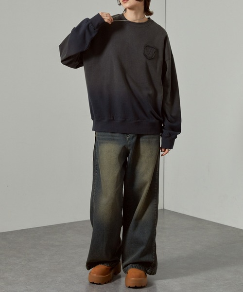 Alfred Alex(アルフレッドアレックス)の「【Alfred Alex】スプレー加工グラデーションエンブレムロゴオーバーサイズスウェット(スウェット・メンズ・ダークブラウン/ワインレッド/グレイッシュブルー/ブラック・L/M)」の19枚目の写真