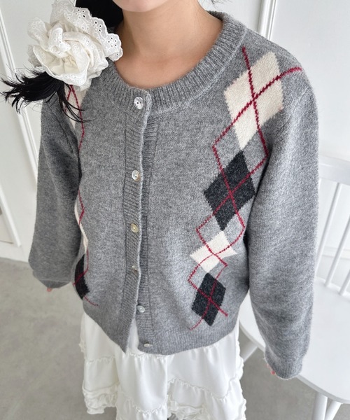 Loueme（ルエム）の「アーガイルニットカーディガン（カーディガン/ボレロ・レディース・ネイビー/グレー/オフホワイト・FREE）」の4枚目の写真