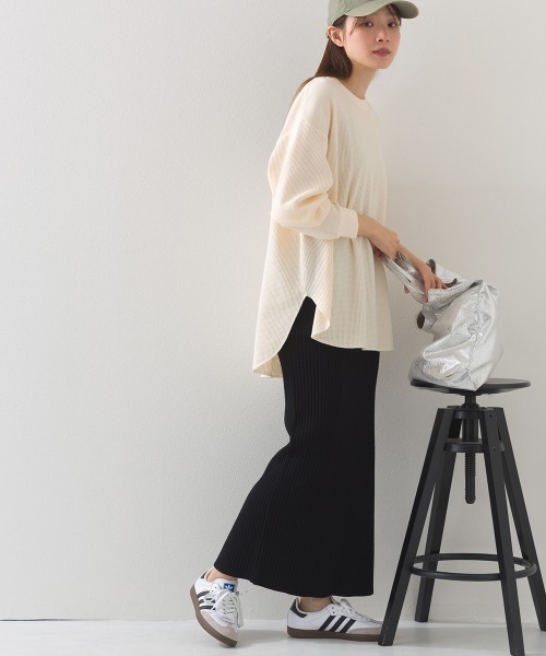OMNES（オムネス）の「リラックスフィットワッフル裾ラウンドヘム長袖カットソー（Tシャツ/カットソー・レディース・アイボリー/ダークグレー・FREE）」の9枚目の写真