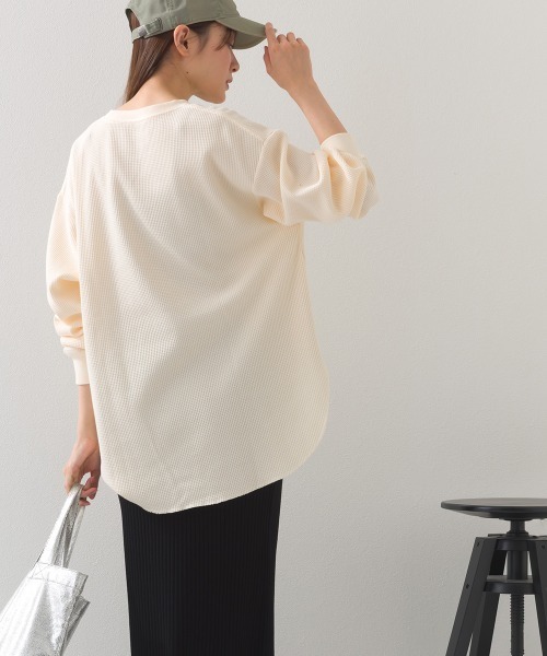 OMNES（オムネス）の「リラックスフィットワッフル裾ラウンドヘム長袖カットソー（Tシャツ/カットソー・レディース・アイボリー/ダークグレー・FREE）」の10枚目の写真