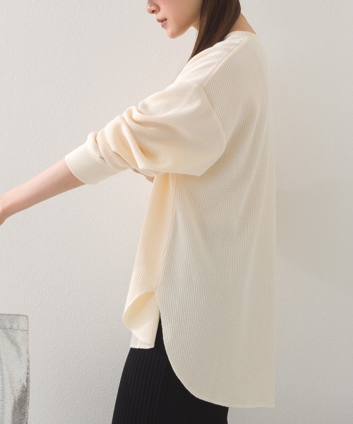 OMNES（オムネス）の「リラックスフィットワッフル裾ラウンドヘム長袖カットソー（Tシャツ/カットソー・レディース・アイボリー/ダークグレー・FREE）」の11枚目の写真
