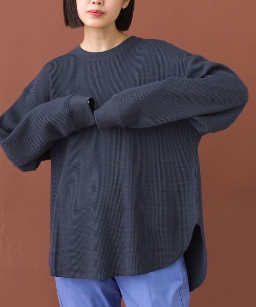 OMNES（オムネス）の「リラックスフィットワッフル裾ラウンドヘム長袖カットソー（Tシャツ/カットソー・レディース・アイボリー/ダークグレー・FREE）」の13枚目の写真