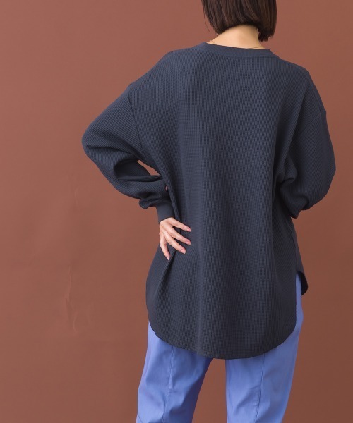 OMNES（オムネス）の「リラックスフィットワッフル裾ラウンドヘム長袖カットソー（Tシャツ/カットソー・レディース・アイボリー/ダークグレー・FREE）」の15枚目の写真