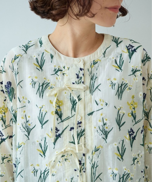 yuni(ユニ )の「Floral embroidely ribon シャツ(シャツ/ブラウス・レディース・イエロー/ブルー・FREE)」の4枚目の写真