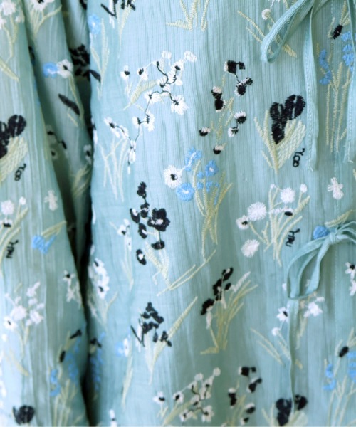 yuni(ユニ )の「Floral embroidely ribon シャツ(シャツ/ブラウス・レディース・イエロー/ブルー・FREE)」の4枚目の写真