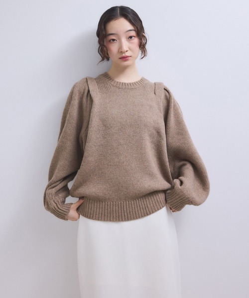ADAM ET ROPE'(アダムエロペ)の「【WEB限定】ショルダータックニットプルオーバー(ニット/セーター・レディース・ブラウン/オフホワイト/チャコールグレー/ブルー系その他4・FREE)」の1枚目の写真