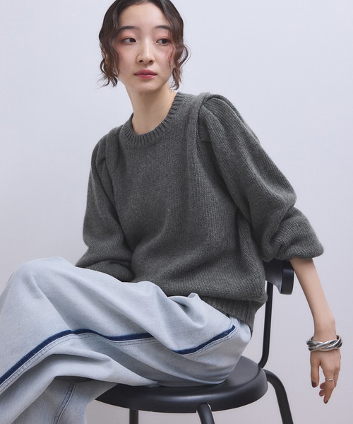 ADAM ET ROPE'(アダムエロペ)の「【WEB限定】ショルダータックニットプルオーバー(ニット/セーター・レディース・ブラウン/オフホワイト/チャコールグレー/ブルー系その他4・FREE)」の3枚目の写真