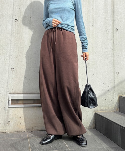 ISOOK（アイスー）の「【ISOOK / アイスー】ウールライク起毛コクーンパンツ / リラックスパンツ ドロストパンツ カーブ バレル ホワイト ブラック ブラウン 白 黒 ZOZOTOWN限定（その他パンツ・レディース・ブラック/ベージュ/ブラウン・FREE）」の3枚目の写真