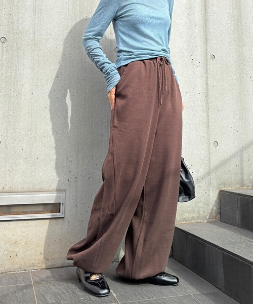 ISOOK（アイスー）の「【ISOOK / アイスー】ウールライク起毛コクーンパンツ / リラックスパンツ ドロストパンツ カーブ バレル ホワイト ブラック ブラウン 白 黒 ZOZOTOWN限定（その他パンツ・レディース・ブラック/ベージュ/ブラウン・FREE）」の4枚目の写真