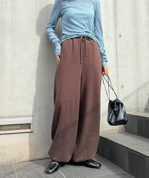 ISOOK（アイスー）の「【ISOOK / アイスー】ウールライク起毛コクーンパンツ / リラックスパンツ ドロストパンツ カーブ バレル ホワイト ブラック ブラウン 白 黒 ZOZOTOWN限定（その他パンツ・レディース・ブラック/ベージュ/ブラウン・FREE）」の5枚目の写真