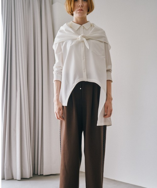 Muel Chic（ミュエルシック）の「Canberra scarf shirt  キャンベラスカーフシャツ（シャツ/ブラウス・レディース・ベージュ/オフホワイト/ブラック・FREE）」の2枚目の写真
