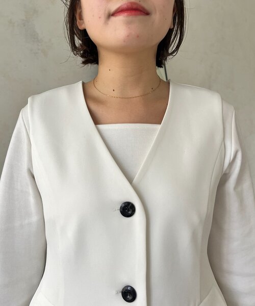 prose verse（プロズヴェール）の「【MOMO】フレアペプラムVネックジレ（ベスト・レディース・オフホワイト/ブラック・MEDIUM/LARGE）」の17枚目の写真