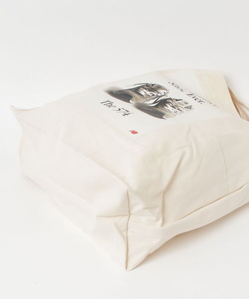 NEW BALANCE（ニューバランス）の「グラフィックトート（トートバッグ・メンズ・オフホワイト/ライトグレー/マルチ・ONE SIZE）」の20枚目の写真