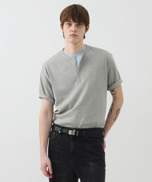 WINDER（ワインダー）の「SNAP HENLEY NECK SHORT TOP - MELANGE GREY（Tシャツ/カットソー）」