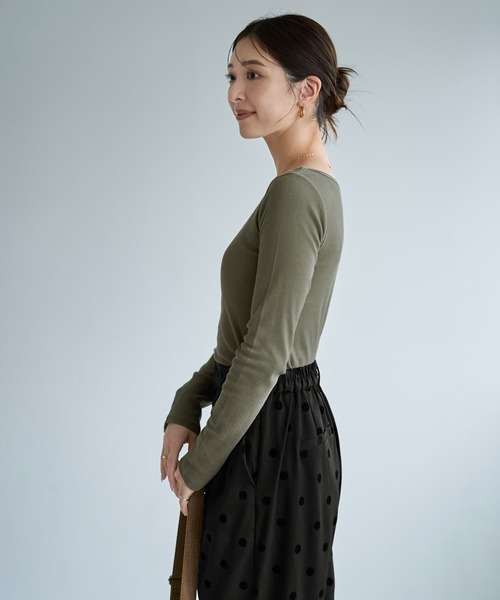 STYLE DELI(スタイルデリ)の「敏感肌対策◆中に着る綿100デコルテ開きカットソー(Tシャツ/カットソー・レディース・ダークブルー/カーキ/ブラック/ホワイト・MEDIUM)」の14枚目の写真