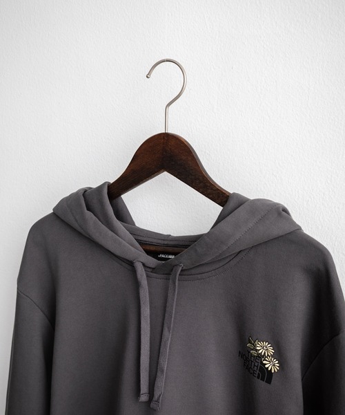 THE NORTH FACE（ザノースフェイス）の「THE NORTH FACE ザ・ノースフェイス FLOWER DOME RELAXED HD SWEATSHIRT GPT ワンポイントフワラー刺繍裏毛パーカー（パーカー・メンズ・グレイッシュベージュ/グレー/ローズ・M/L/XL）」の5枚目の写真