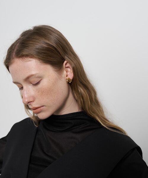 LANVIN en Bleu(ランバンオンブルー)の「メタルフラワーピアス(ピアス(両耳用)・レディース・ゴールド・FREE)」の3枚目の写真