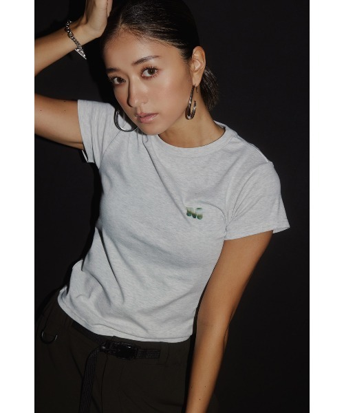 ALEXIA STAM（アリシアスタン）の「[MIYU IKEDA x ALEXIA STAM] Logo Tee /みちょぱコラボ Tシャツ（Tシャツ/カットソー・レディース・グレー/ブラック/ホワイト・FREE）」の3枚目の写真