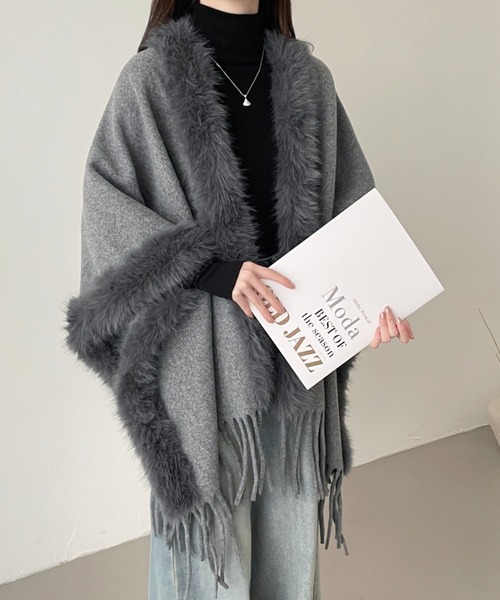 emi+（エミプラス）の「フリンジファードッキングメルトンポンチョ（ポンチョ・レディース・モカ/チャコールグレー/ブラック・FREE）」の4枚目の写真