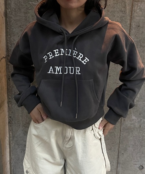 ROGER AND RAW(ロジャーアンドロウ)の「ロゴ刺繍ショートスウェットフーディー(スウェット・レディース・チャコールグレー/ブラック/スモークピンク/ライトグレー・FREE)」の2枚目の写真