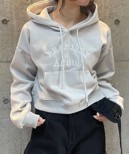 ROGER AND RAW(ロジャーアンドロウ)の「ロゴ刺繍ショートスウェットフーディー(スウェット・レディース・チャコールグレー/ブラック/スモークピンク/ライトグレー・FREE)」の8枚目の写真