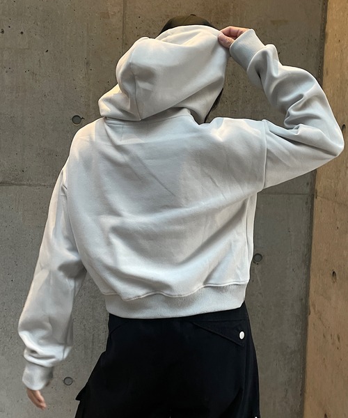 ROGER AND RAW(ロジャーアンドロウ)の「ロゴ刺繍ショートスウェットフーディー(スウェット・レディース・チャコールグレー/ブラック/スモークピンク/ライトグレー・FREE)」の10枚目の写真